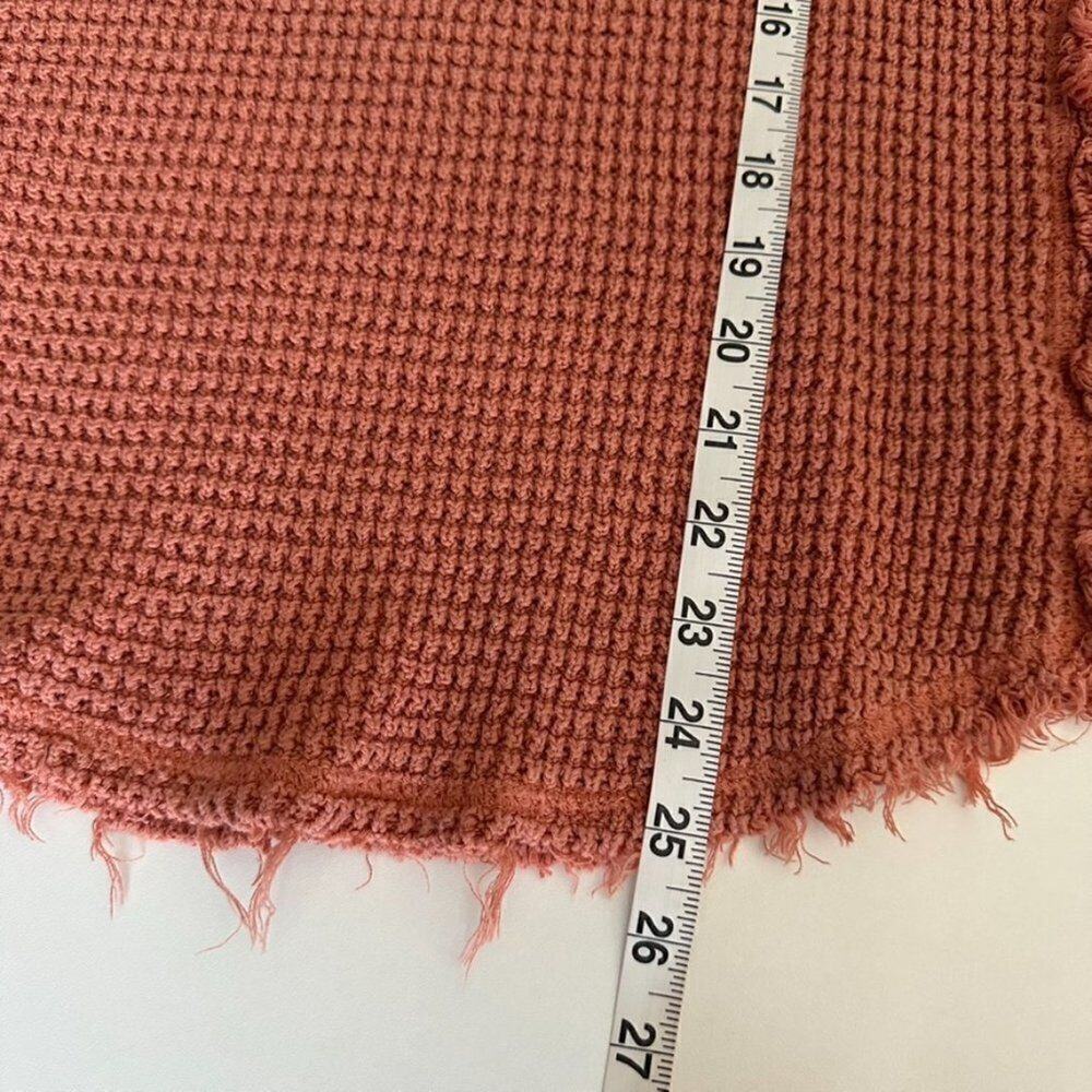 Free People Sunrise Cold Shoulder Sweater Women's S Coral Raw Hem Oversized - Picture 9 of 9